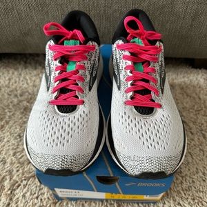 Women’s Brooks Ghost 11 size 9.5 Excellent Condition